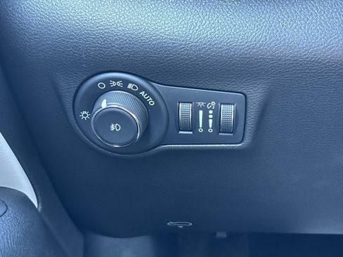 Used 2025 Jeep Compass Limited image 17