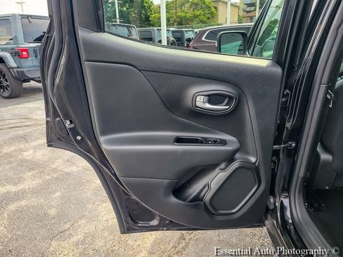Used 2020 Jeep Renegade Altitude FWD image 19
