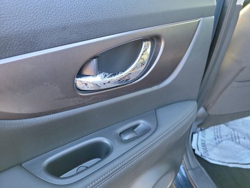 Used 2016 Nissan Rogue SV w/ SV Premium Package image 14