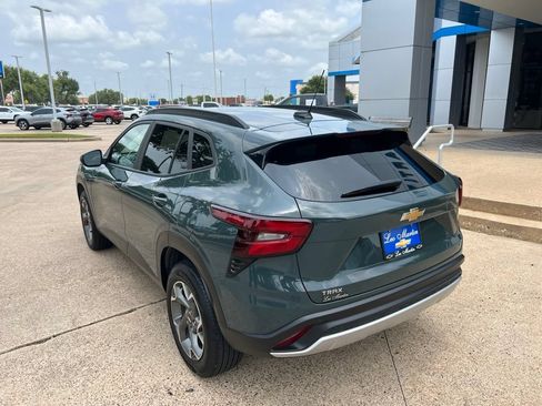 Used 2025 Chevrolet Trax LT w/ Driver Confidence Package FWD image 8