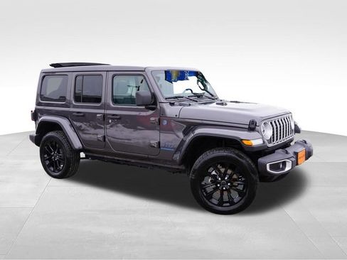 Used 2025 Jeep Wrangler Unlimited Sahara w/ Safety Group AWD/4WD image 3