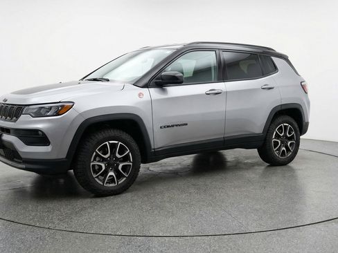 Used 2025 Jeep Compass Trailhawk AWD/4WD image 3