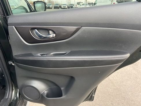 Used 2018 Nissan Rogue SV image 12