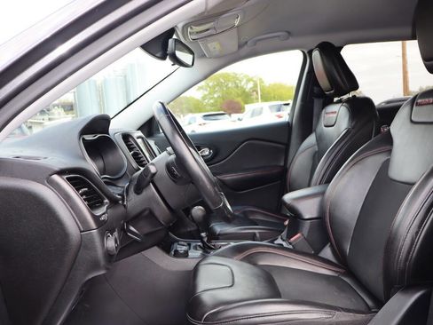 Used 2019 Jeep Cherokee Trailhawk w/ Cold Weather Group AWD/4WD image 5