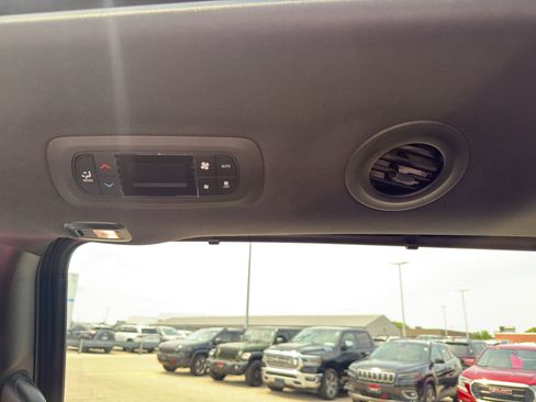 Used 2024 Chrysler Pacifica Limited w/ S Appearance Package FWD image 33