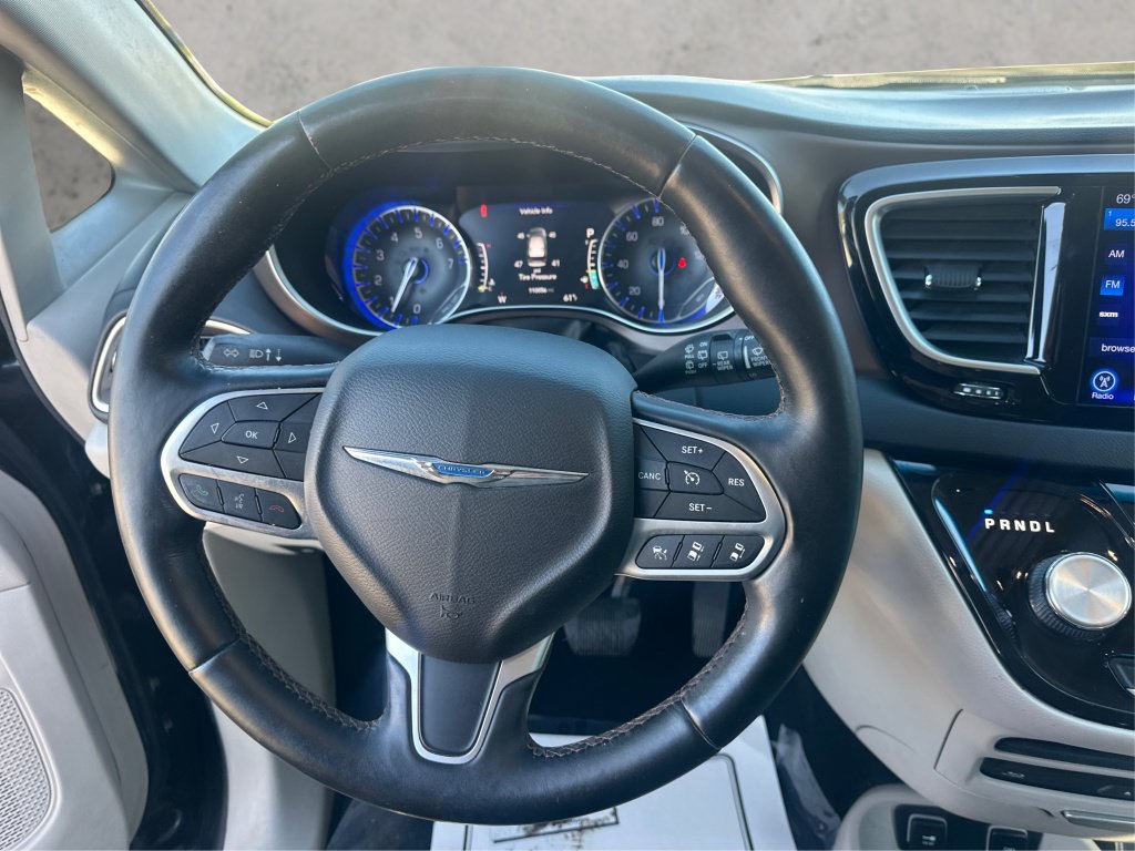 Used 2017 Chrysler Pacifica Touring-L Plus w/ Advanced Safetytec Group FWD image 27
