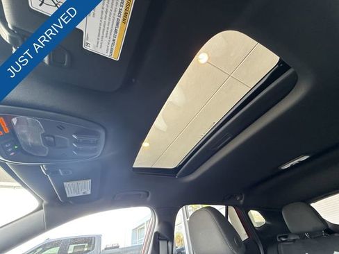 Used 2025 Chevrolet Trax RS w/ Sunroof Package image 22