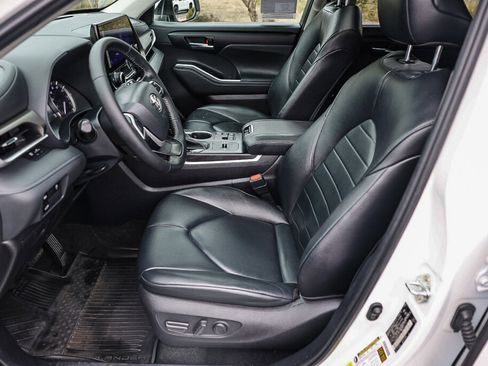 Used 2023 Toyota Highlander XLE FWD image 12