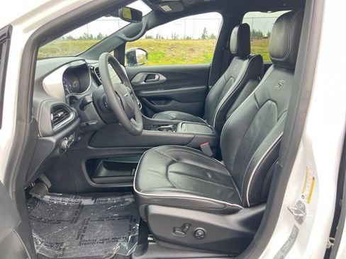 Used 2025 Chrysler Pacifica Limited FWD image 15