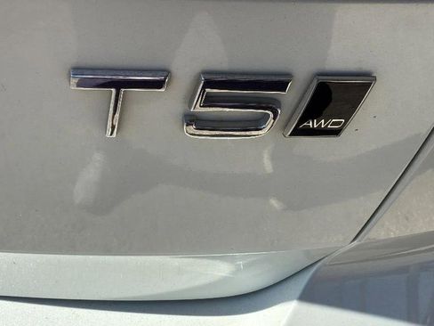 Used 2018 Volvo XC60 T5 Momentum w/ Vision Package image 6