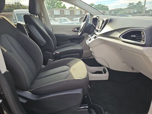 Used 2024 Chrysler Voyager LX FWD image 10
