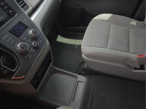 Used 2018 Toyota Sienna L w/ Carpet Mat Package FWD image 20