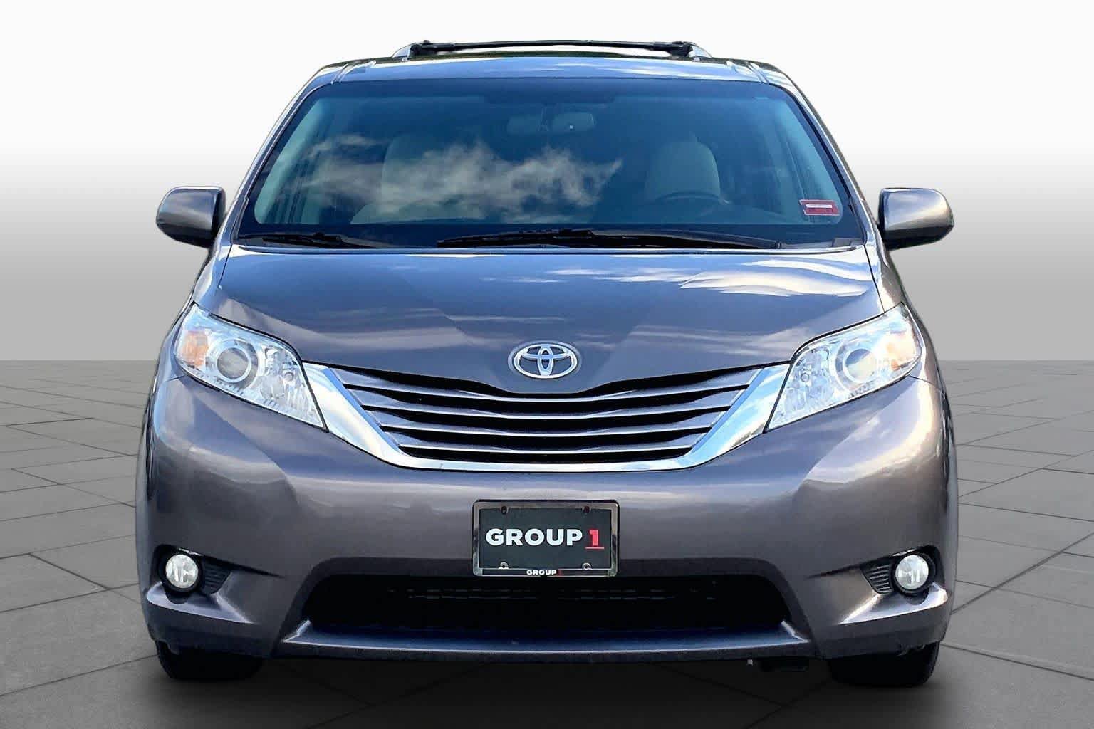Used 2017 Toyota Sienna XLE Premium AWD/4WD image 4