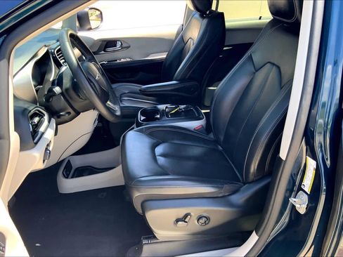 Used 2023 Chrysler Pacifica Touring-L FWD image 8