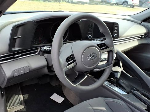Used 2023 Hyundai Elantra SEL image 8