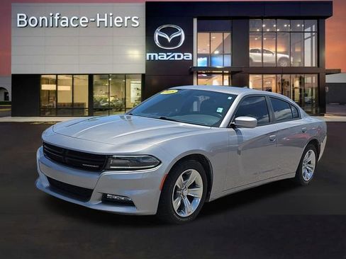 Used 2018 Dodge Charger SXT Plus RWD image 2