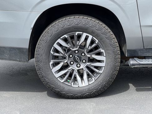 Used 2025 Chevrolet Suburban Z71 AWD/4WD image 15