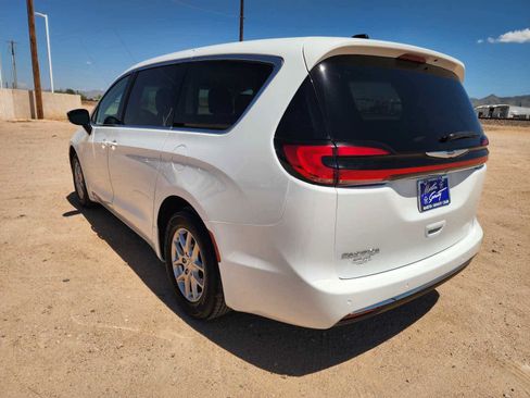 Used 2024 Chrysler Pacifica Touring-L FWD image 5