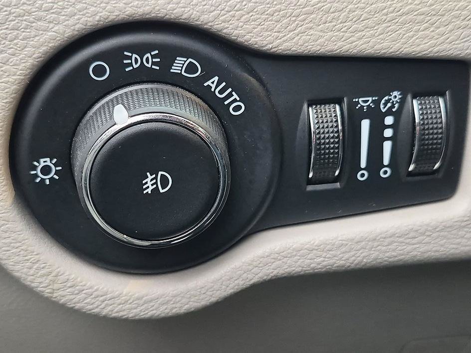 Used 2024 Chrysler Pacifica Touring-L FWD image 20