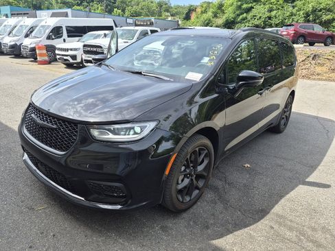 Used 2024 Chrysler Pacifica Limited w/ Uconnect Theater Family Group AWD/4WD image 2