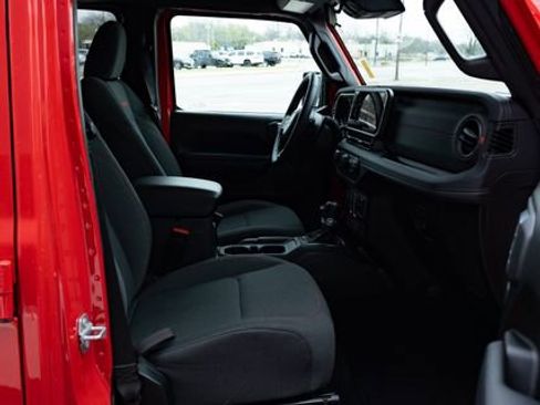 Used 2025 Jeep Wrangler Unlimited Rubicon w/ Convenience Group image 33