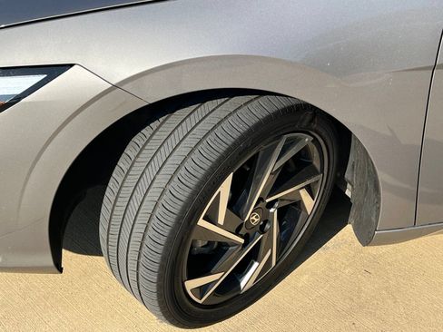 Used 2025 Hyundai Elantra SEL FWD image 9