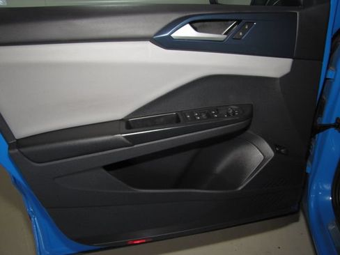 Used 2022 Volkswagen Taos SE FWD image 9