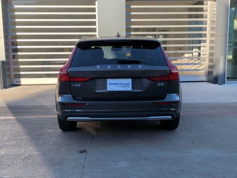 Used 2025 Volvo V60 B5 Cross Country Plus image 8