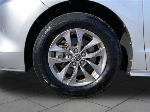 Used 2022 Toyota Sienna XLE FWD image 11
