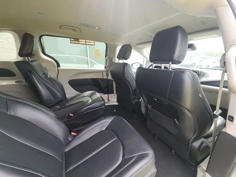 Used 2024 Chrysler Pacifica Limited FWD image 12