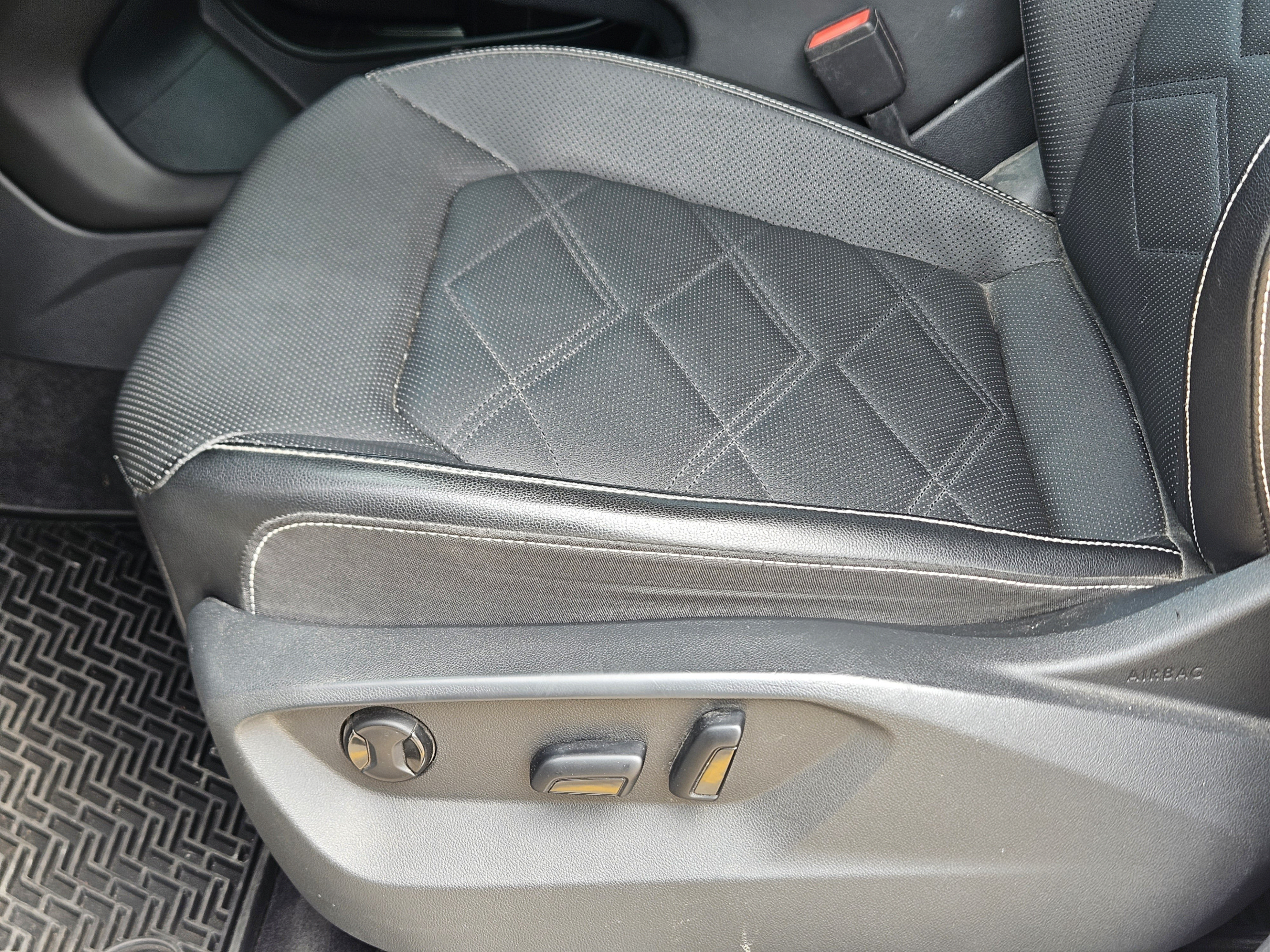 Used 2024 Volkswagen Atlas SE w/ Panoramic Sunroof Package FWD image 14