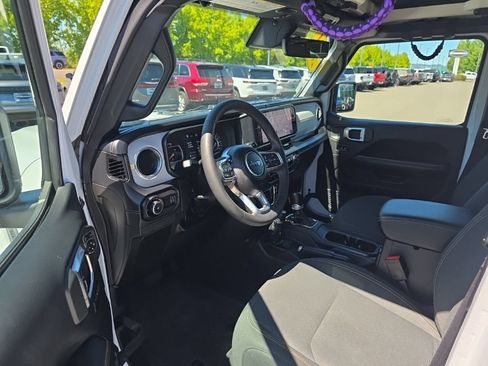 Used 2024 Jeep Wrangler Unlimited Sahara w/ Technology Group AWD/4WD image 13