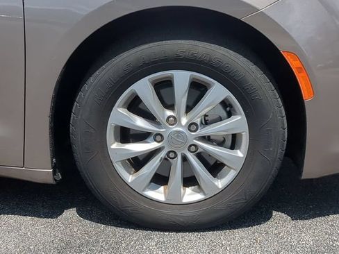 Used 2018 Chrysler Pacifica Touring-L FWD image 11