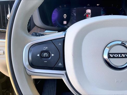 Used 2022 Volvo XC60 B5 Momentum w/ Protection Package Premier image 24