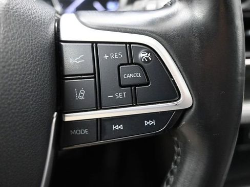 Used 2022 Toyota Highlander XLE image 25