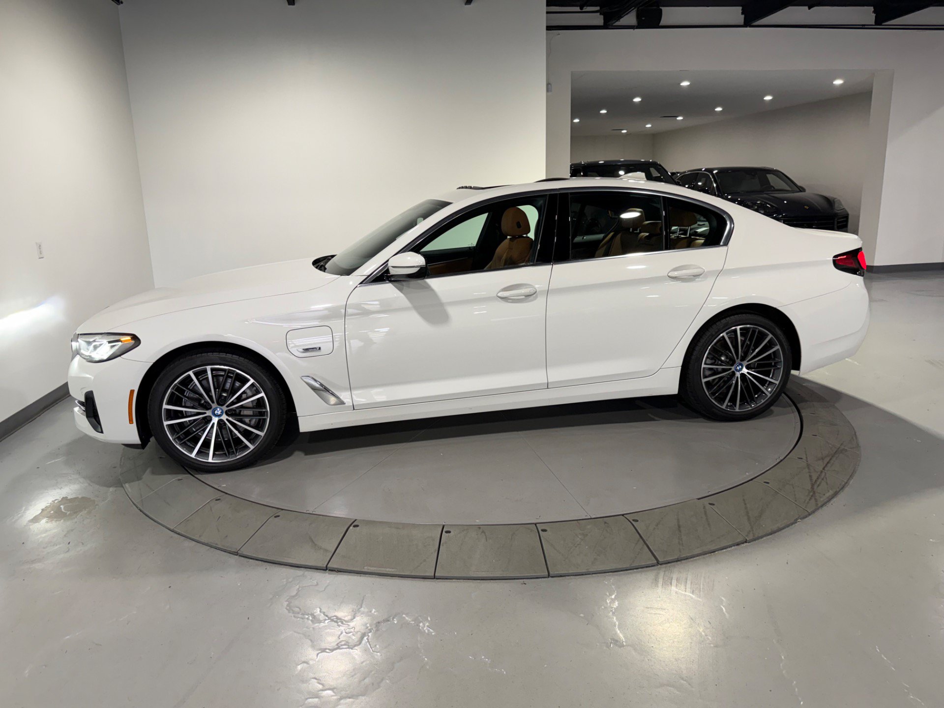 Used 2023 BMW 530e xDrive w/ Convenience Package AWD/4WD image 15