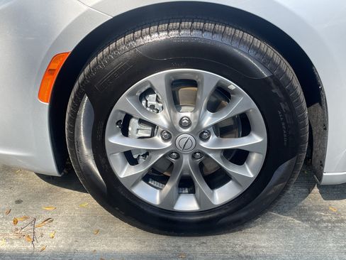 Used 2026 Chrysler Pacifica Limited FWD image 37