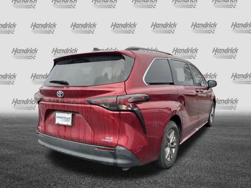 Used 2023 Toyota Sienna XLE image 10