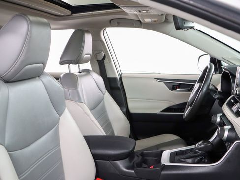 Used 2021 Toyota RAV4 XLE Premium image 27