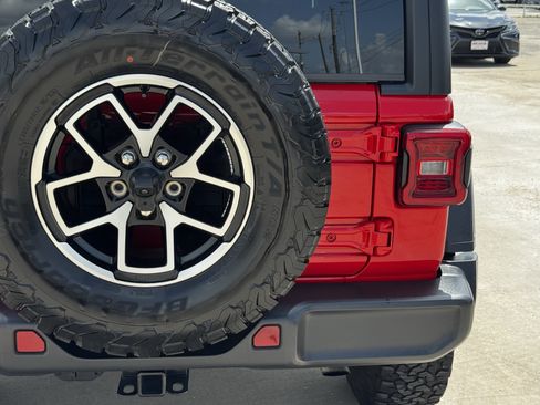 Used 2025 Jeep Wrangler Unlimited Rubicon AWD/4WD image 10