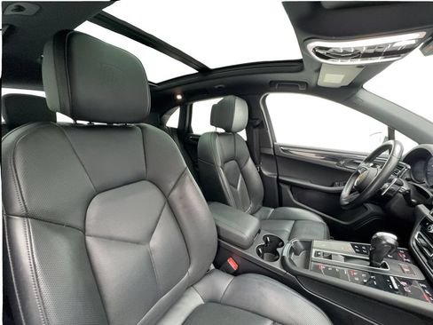 Used 2023 Porsche Macan AWD/4WD image 31