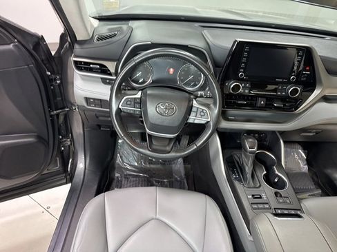 Used 2022 Toyota Highlander XLE image 16