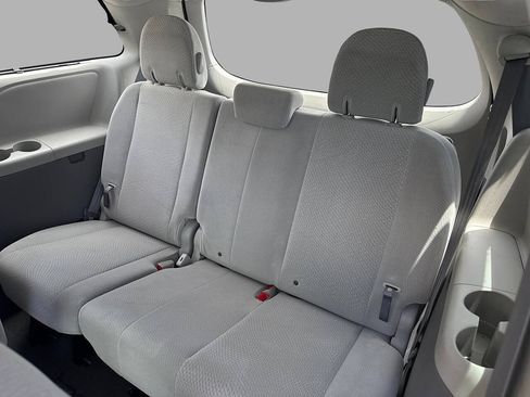 Used 2011 Toyota Sienna LE w/ Towing Pkg FWD image 21