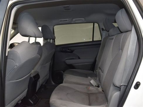 Used 2023 Toyota Highlander L image 10