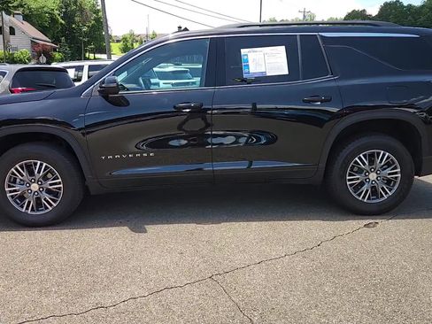 Used 2025 Chevrolet Traverse LT FWD image 6