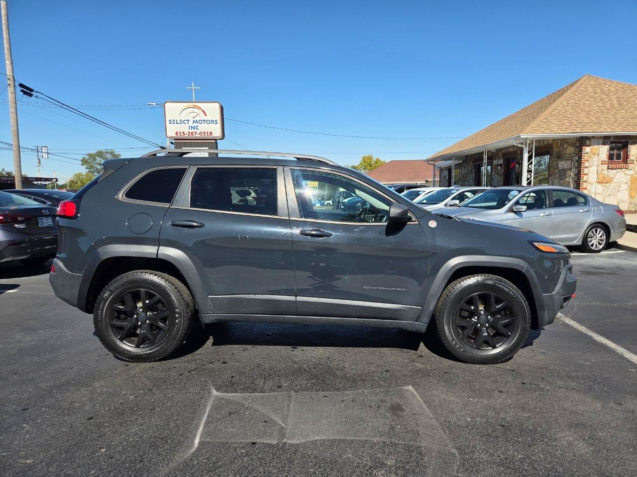 Used 2016 Jeep Cherokee Trailhawk w/ Comfort/Convenience Group AWD/4WD image 6