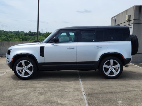 New 2024 Land Rover Defender 110 SE image 6