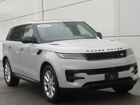 Used 2025 Land Rover Range Rover Sport SE AWD/4WD image 2