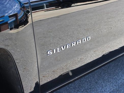 Used 2017 Chevrolet Silverado 1500 Custom w/ Custom Convenience Package AWD/4WD image 9