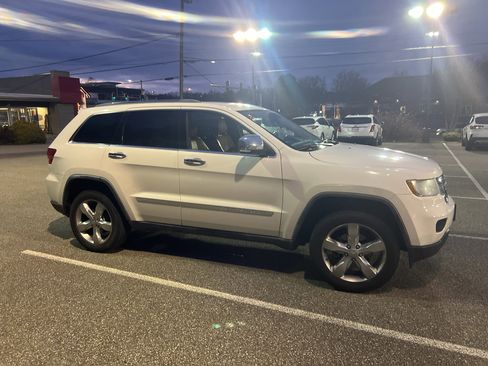 Used 2012 Jeep Grand Cherokee Overland image 4